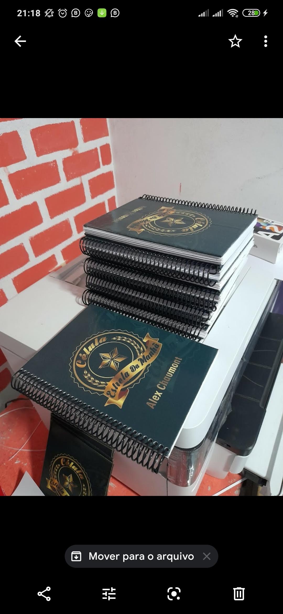 Pilha de cadernos personalizados com capas verdes e douradas